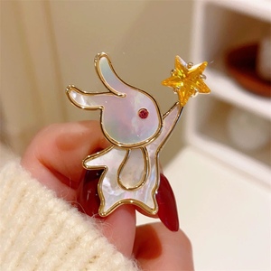 Broche Lapin Scintillante Plaqué Or avec Incrustation de Nacre, Inspirée des Contes de Fées Magiques, Étoile Jaune Étincelante - Product Image 4