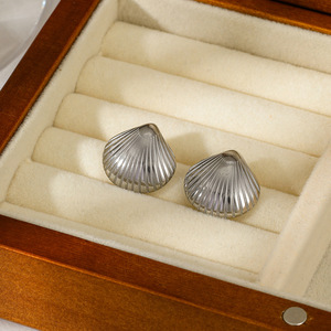 Pendientes de Acero Inoxidable Resistentes al Agua para Playa, con Diseño de Concha, Estrella de Mar, Borla y Perla, Bañados en Oro de 18K - Product Image 4