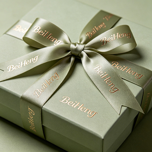 <span class=keywords><strong>Nastro</strong></span> in <span class=keywords><strong>Raso</strong></span> <span class=keywords><strong>di</strong></span> Poliestere Riciclato RPET Sostenibile con Stampa in Lamina d'Oro per Confezioni <span class=keywords><strong>di</strong></span> Lusso e Matrimoni - Product Image 1