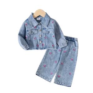 Nuovo Set Trendy Primaverile e Autunnale per Ragazze: Cappotto a Maniche Lunghe con Fiocco Ricamato + Pantaloni Lunghi in Jeans con Fiocco Ricamato - Product Image 5