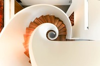Escalier en colimaçon élégant sur mesure avec marches en verre antidérapantes, structure métallique, style minimaliste, pour villa, hôpital, escalier intérieur pour projet de manoir