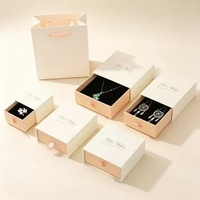 Boîte cadeau de luxe personnalisée, boîte à tiroir avec intérieur en EVA, extérieur en papier magnétique blanc, boîte à bijoux avec pendentif en velours bleu à angle droit