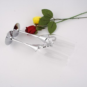 Venta al por mayor de copas de champán de fondo plano de marca perla y metal con forma de corazón romántico de boda - Product Image 4