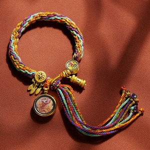 Un bracelet de style tibétain Thangka, tissé à la main avec un motif ethnique, un cycle de cinq divinités de la richesse, Green Tara Wenzhu. - Product Image 2