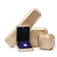 Nouvelle conception de petite boîte à bijoux en velours avec lumière LED, peinture au four, pour collier, bracelet, montre, bague, avec logo