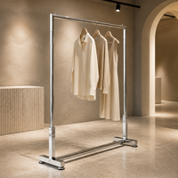 Porte-vêtements chromé à rail unique, joints soudés sans couture, base stabilisatrice, barre de montage facile, OEM/ODM, sur mesure pour boutique de vêtements
