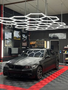 Lampe de travail LED hexagonale étanche IP66, système de grille en nid d'abeille, 60000lm, lumière du jour, lampe de plafond <span class=keywords><strong>pour</strong></span> atelier de réparation automobile - Product Image 1