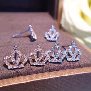 Orecchini a Perno Minimalisti a Forma di Corona, Gioielli Eleganti e Alla Moda per Uso Quotidiano - Product Image 1