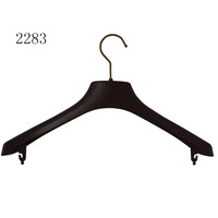 Prix usine cintre cintre large épaule en plastique avec barre de pantalon pour vêtements vêtements Dongguan impression Logo affichage cintre