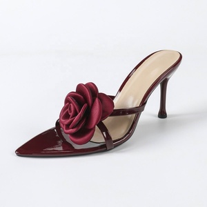 Sandales à talons hauts pointus pour femmes avec fleurs en relief laquées, chaussures pour femmes, chaussures à talons hauts rouge vin - Product Image 5