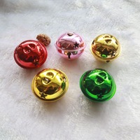 Vente en gros Petite boule de clochette colorée de Noël avec décorations de clochettes en métal au design 5 étoiles