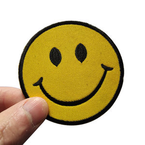 แผ่นปะผ้าลูกไม้ลายยิ้มสีเหลืองน่ารักแบบ 3 มิติ ปักลายบนผ้าเดนิม พร้อมแถบตีนตุ๊กแกสำหรับติดหมวก - Product Image 3