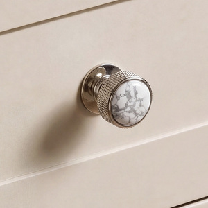 Maniglie Decorative per Armadietti in Ottone H59 con Pietra Turchese Bianca e Finitura Nichel, Maniglie Zigrinate per Guardaroba, 2 Set MOQ - Product Image 1