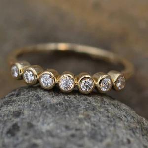 Anello Eternity Q128 in Oro Massiccio 18K con Diamanti Rotondi Incastonati, Gioiello Raffinato da Matrimonio per Donna - Product Image 6