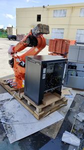 Brazo robótico KUKA KR 240 R3200 con pinza robótica CNGBS como estación de trabajo para carga y descarga de picking manual - Product Image 5