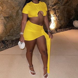 เสื้อแขนสั้นคอกลมประดับโลหะสำหรับผู้หญิงพร้อมกระโปรงจีบแต่งริบบิ้นชุดแฟชั่น 2 ชิ้น - Product Image 2