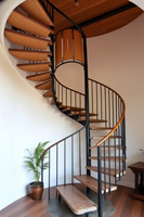 Escalier en colimaçon moderne en bois massif pour intérieur avec design de grille en acier