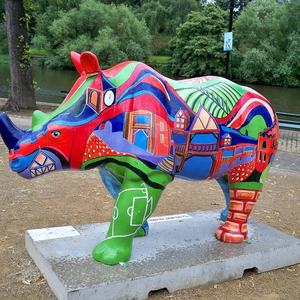 Statua di rinoceronte a grandezza naturale rossa in fibra di vetro di grandi dimensioni di vendita calda - Product Image 2