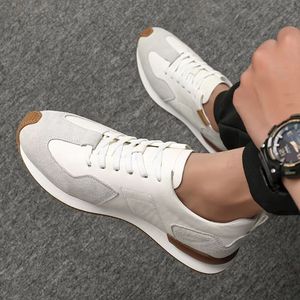 รองเท้าลำลองผู้ชาย กันลื่น ทนทาน ระบายอากาศได้ดี น้ำหนักเบา หนังกลับผสมผสาน ดีไซน์ทันสมัย ใช้งานได้หลากหลาย เหมาะสำหรับเดิน - Product Image 4