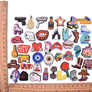 Charmes de chaussures drôles farce sabot accessoires épingles enfants adultes fête faveurs cadeaux d'anniversaire PVC caoutchouc chaussures breloques décorations de chaussures - Product Image 3