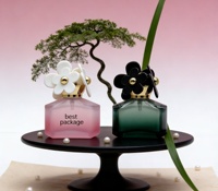 Flacon de parfum en verre transparent violet personnalisé de haute qualité avec bouchon en forme de fleur blanche