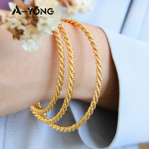 <span class=keywords><strong>Saudi</strong></span>-Arabien-Stil 18K <span class=keywords><strong>Gold</strong></span> plattiert Twist-Armbänder-<span class=keywords><strong>Set</strong></span> individuelles einzigartiges Design 3-teilig Armbänder für Damen - Product Image 6