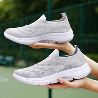 Chaussures de sport légères en maille polyester tricotée pour femme, avec semelle en PU antidérapante, idéales pour le tennis, la gym, le jogging et la marche.