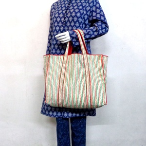 Bolsos Tote Tiranga Acolchados de Algodón con Estampado Floral Hecho a Mano en India, Elegantes Accesorios para la Noche - Product Image 3