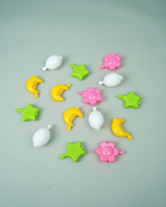 GIRNAR GALAXY LINKS Un ensemble préscolaire de 16 pièces, blocs de construction comprenant le soleil, la lune, une étoile, une planète ; à assembler pour former une chaîne. - Product Image 4