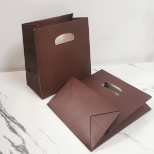 Borsa di <span class=keywords><strong>Carta</strong></span> Riciclabile per <span class=keywords><strong>Shopping</strong></span> e Confezioni Regalo con Logo Personalizzato e Manico Fustellato - Product Image 3