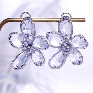 Orecchini a Perno con Grandi Fiori per Donne, Design Floreale, Accessori per Orecchie da Indossare Quotidianamente - Product Image 3