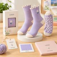 Chaussettes fantaisie avec motifs artistiques, tricotées, cadeau, bordure brodée, logo, taille, gradation, emballage, spécifications, bord festonné