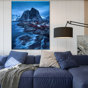 Arte da <span class=keywords><strong>parete</strong></span> su tela con cabina rossa in stile nordico - Decorazione con montagne innevate e mare delle isole Lofoten per il <span class=keywords><strong>soggiorno</strong></span> - Product Image 3