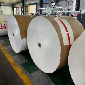 Rouleau de papier blanc enduit de PE, simple et double face, résistant à l'huile, rouleau jumbo, largeur personnalisée pour usine de boissons chaudes et froides - Product Image 3