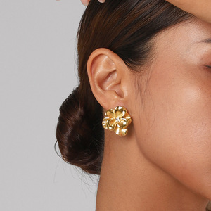 Pendientes de Flor con Cristal en el Centro, Chapados en Oro de 18k, Acero Inoxidable, Diseño Vintage Elegante - Product Image 2