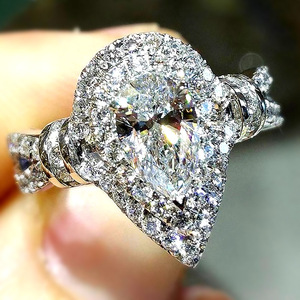 Anello da Donna F872 in Oro Bianco con Diamante Naturale Taglio a Pera, Gioiello di Fidanzamento con Pietre Laterali Colore D - Product Image 1