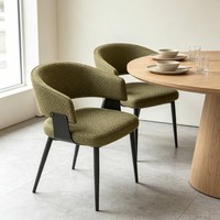 Chaise de salle à manger en bouclette vert mousse, dossier ouvert, accoudoirs incurvés, pieds en métal noir pour hôtel, restaurant, café, usage commercial