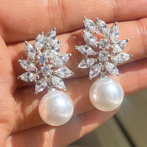 Orecchini Pendenti Minimalisti con Zirconi e Perle Finte per Donne, Gioielli Eleganti per Uso Quotidiano - Product Image 1