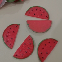 Hiasan resin irisan semangka merah 63mm, cabochon semangka pipih lucu untuk perlengkapan slime, pembuatan ikat kepala, dan perhiasan.