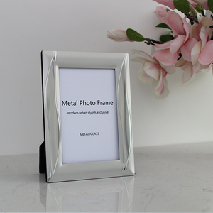Khung ảnh kim loại dập nổi viền rộng, không khí đơn giản, nhiều kích cỡ, để bàn - Product Image 5