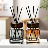 Ensemble diffuseur de parfum à bâtonnets marque privée 150ml, bouteille en verre carrée avec logo personnalisé, couvercle en bois ondulé, sans BPA, huile parfumée pour la maison, vente en gros