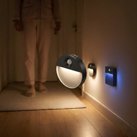 Lampe d'escalier rechargeable à détecteur de mouvement pour intérieur, éclairage RGBW à piles pour placard, lampe de nuit adhésive, lampe magnétique