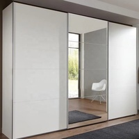 Armoire à portes coulissantes avec finition laquée lisse moderne, portes miroir pleine longueur
