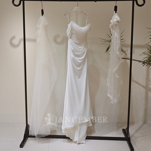 Vestido de Novia Sirena LY140 Moderno Vintage con Escote Redondo, Satén Color Marfil, Volantes, Bordado Floral de Encaje, Aplicaciones de Cristal y Cola Capilla de Encaje - Product Image 5