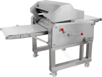 L'abattoir utilise une nouvelle machine à écorcher automatique professionnelle pour l'abattage des porcs et des moutons.