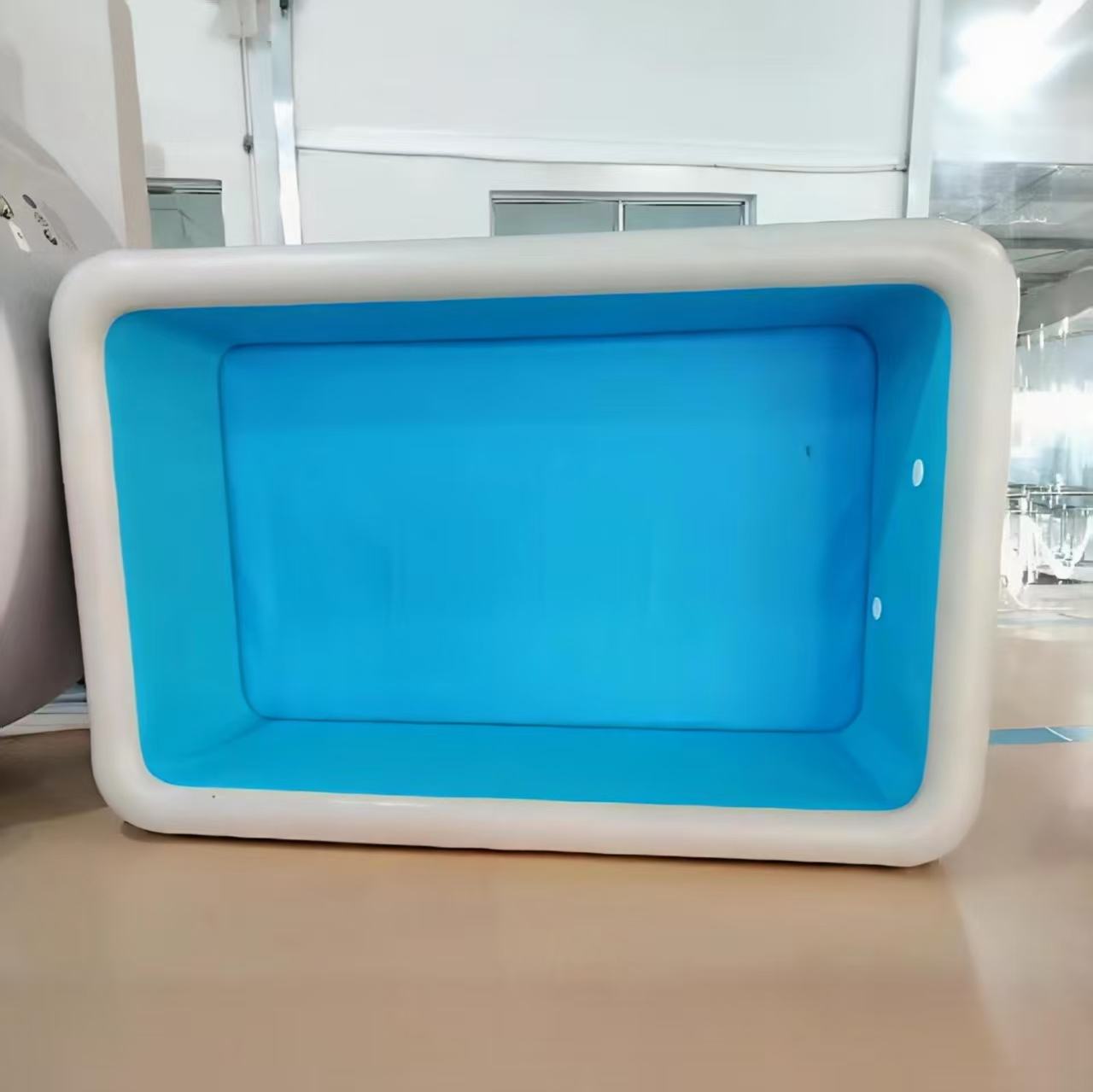 Piscine rectangulaire bleue