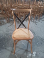 Chaise de banquet d'hôtel empilable en bois massif durable et moderne avec dossier en X pour événements, utilisation intérieure/extérieure, chaise de mariage