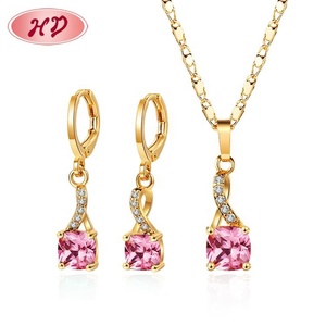 Novedad 2026: Conjunto de Joyería de Zirconia Delicada con Baño de Oro de 18K, Pendientes y Colgante Geométrico de Moda para Mujer - Product Image 5