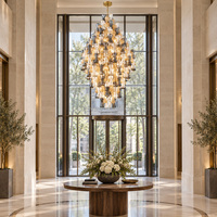 Grand lustre sculptural en verre à plusieurs niveaux, ambre fumé gris, suspension spectaculaire pour hall d'hôtel, escalier, foyer