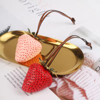 Nouveau pendentif sac 3D fraise, porte-clés fraise en résine, accessoires de sac pour femme, pendentif porte-clés de voiture